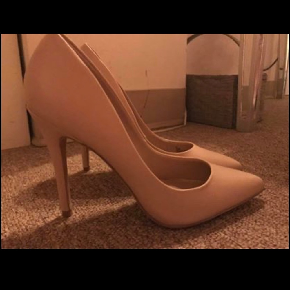 Nude size 9 pumps